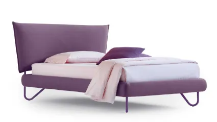 Single bed in upholstered fabric with Hug 04 Soft headboard by Noctis.