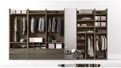 Taurus T523 walk-in closet by Moretti Compact Day Night.