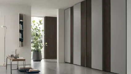 Wardrobe with sliding doors Strip in lacquered finish with bands in textured oak by Tomasella.